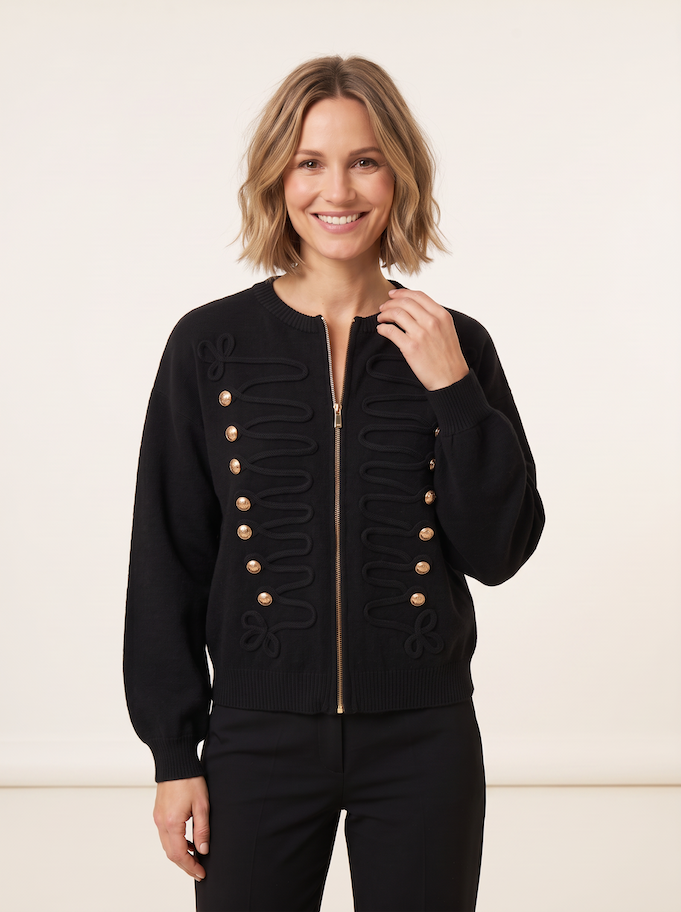 KI generiertes Modell in einem hellen Studio in der Strickjacke Napoleon in der Farbe Schwarz vom Hamburger Modelabel Stegmann Mode