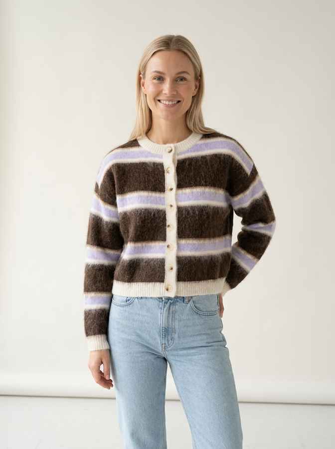 KI generiertes Modell im hellen Studio in der gestreiften Strickjacke Bonnie in der Farbe Braun vom Hamburger Modelabel Stegmann Mode