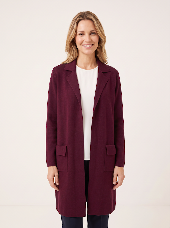 KI generiertes Modell im hellen Studio in einem Strickmantel in der Farbe Bordeaux vom Hamburger Modelabel Stegmann Mode