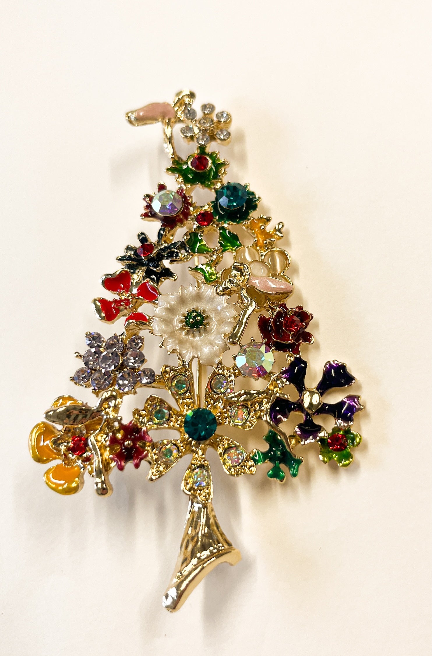 Produktfoto von weihnachtlicher Brosche in Tannenbaumform in Gold vom Hamburger Modelabel stegmann 