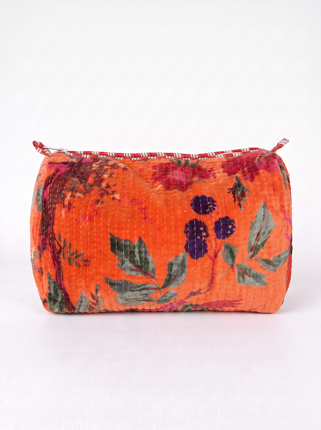 Produktfoto von Kosmetiktasche Velvet aus Samt in der Farbe orange in der Größe gross vom Hamburger Modelabel Stegmann Mode