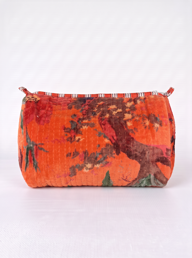 Produktfoto von Kosmetiktasche Velvet aus Samt in der Farbe orange in der Größe klein vom Hamburger Modelabel Stegmann Mode