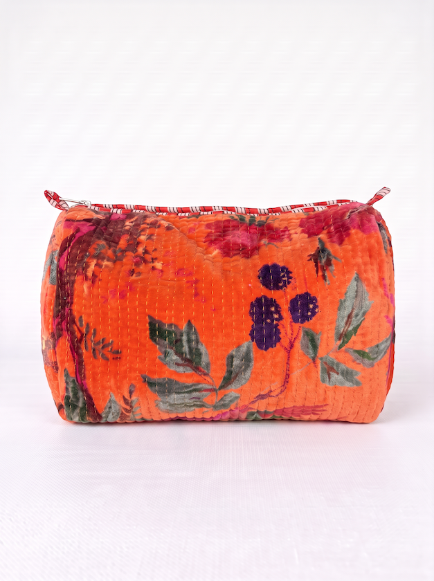 Produktfoto von Kosmetiktasche Velvet aus Samt in der Farbe orange in der Größe mittel vom Hamburger Modelabel Stegmann Mode