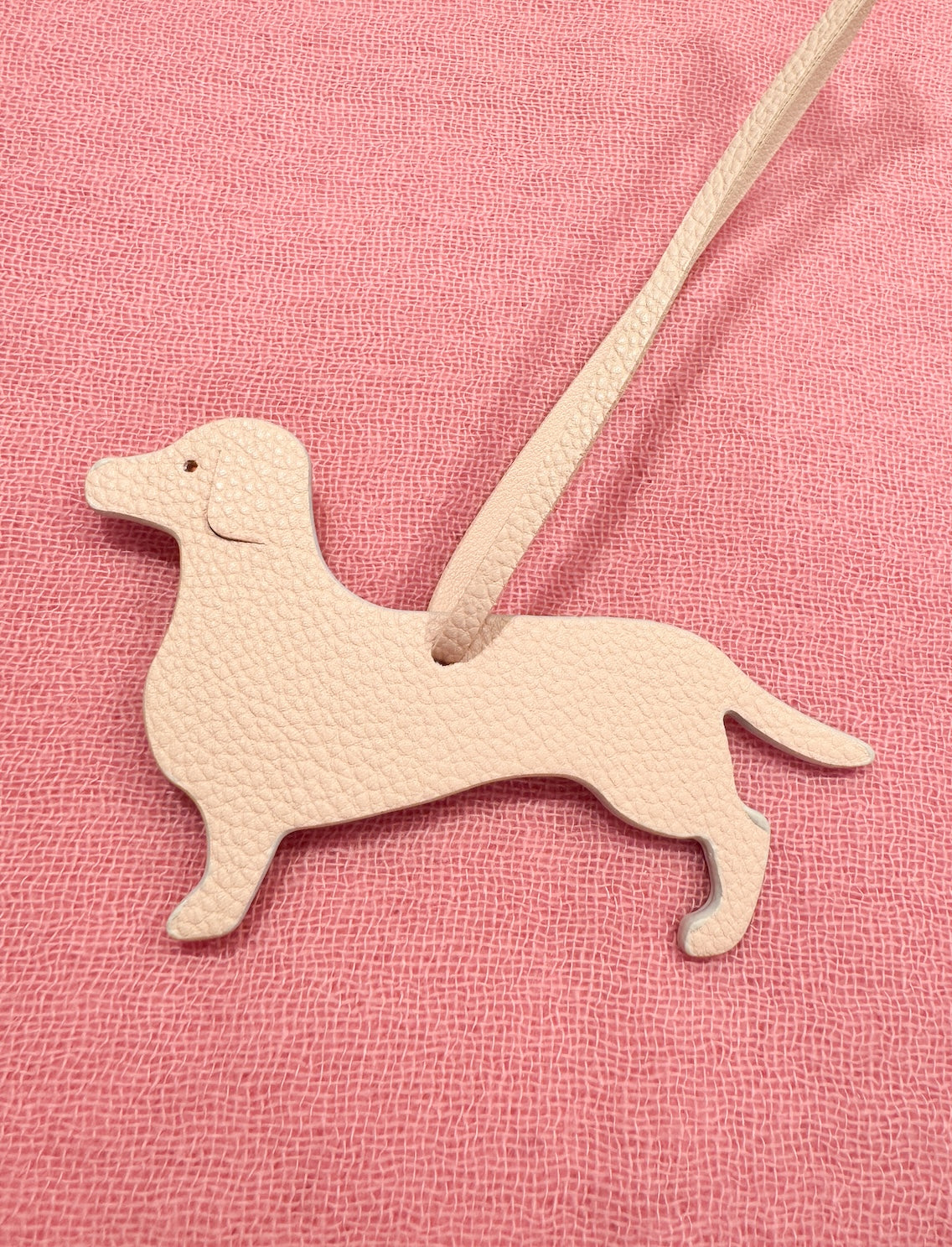 Produktfoto Taschenanhänger in Dackelform aus hochwertigem Leder in der Farbe Beige vom Hamburger Modelabel stegmann mode