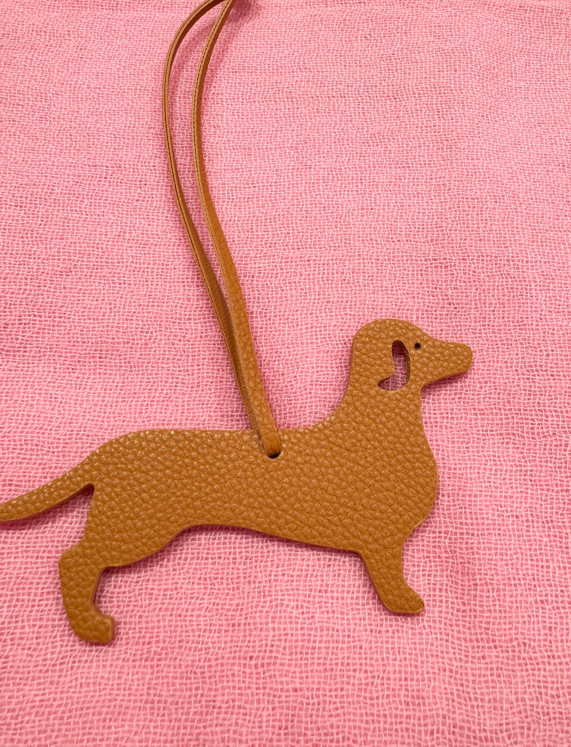 Produktfoto Taschenanhänger in Dackelform aus hochwertigem Leder in der Farbe Braun vom Hamburger Modelabel stegmann mode