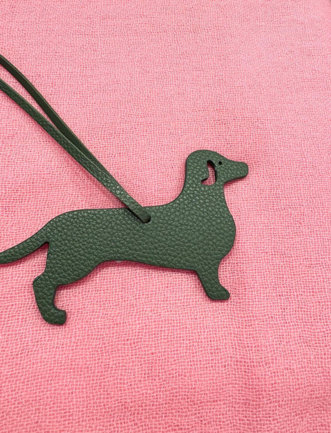 Produktfoto Taschenanhänger in Dackelform aus hochwertigem Leder in der Farbe Grün vom Hamburger Modelabel stegmann mode