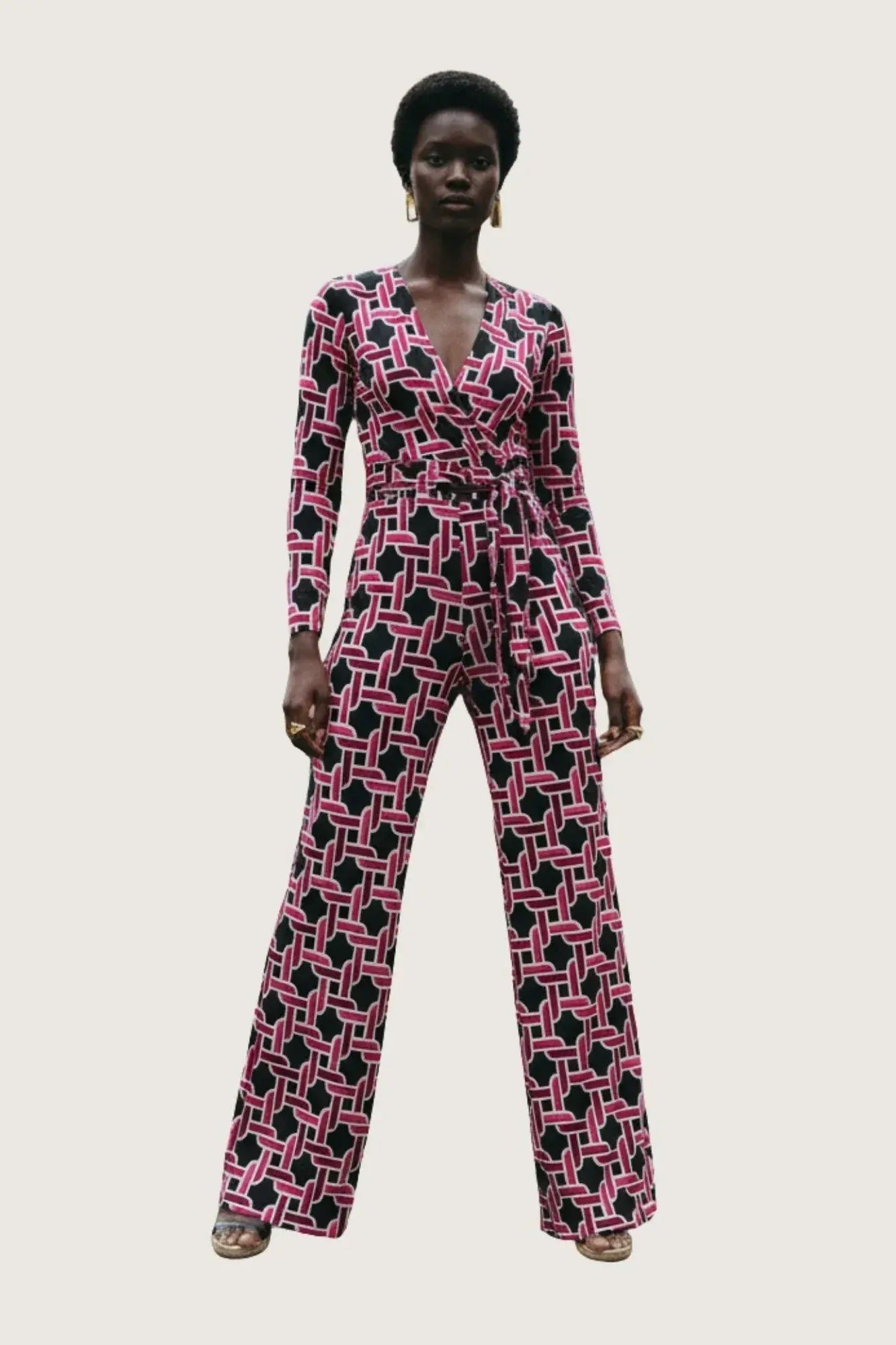 KI Modell im Studio im Jumpsuit Teria im Print Cordon vom Hamburger Modelabel stegmann mode