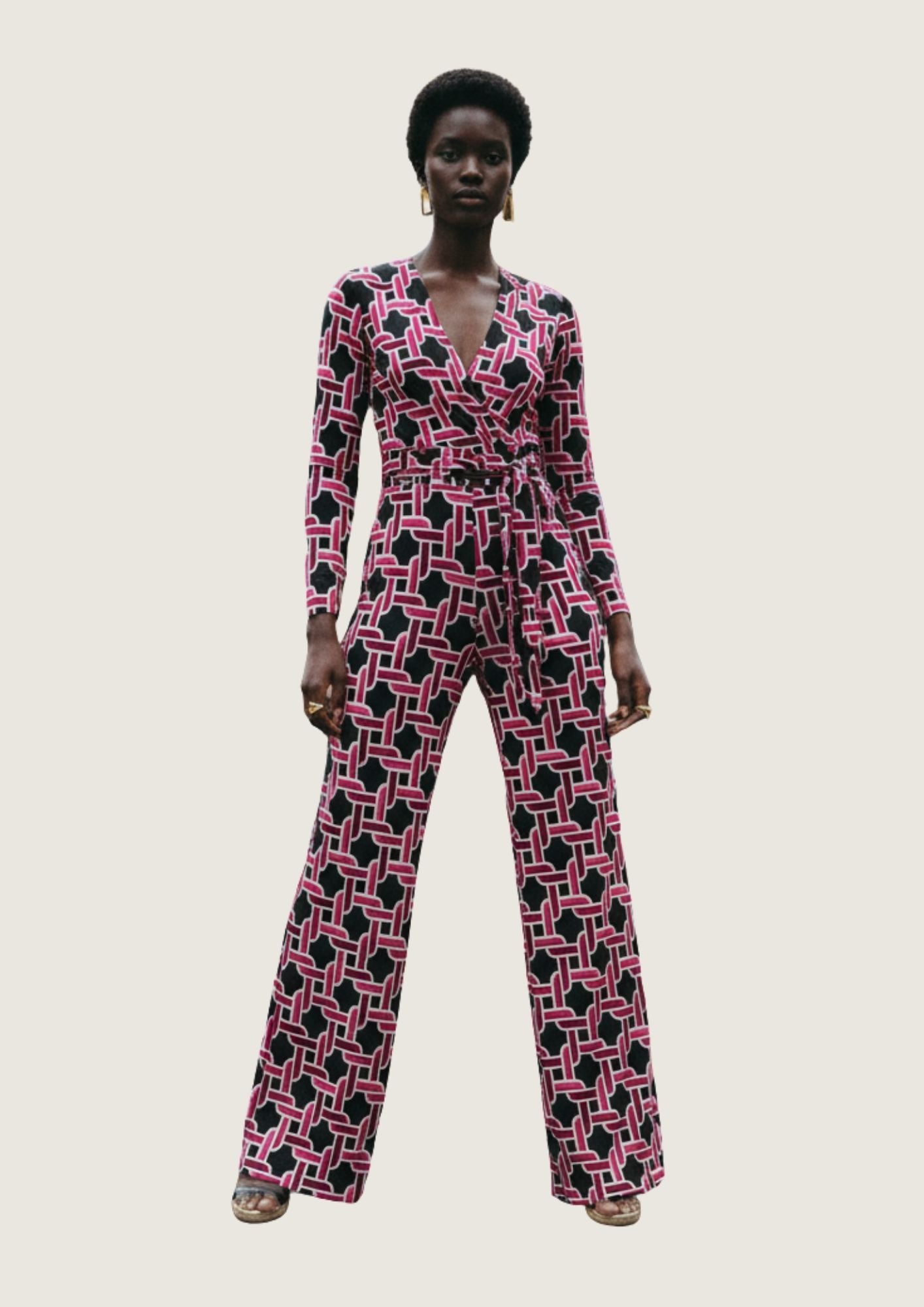 KI Modell im Studio im Jumpsuit Teria im Print Cordon vom Hamburger Modelabel stegmann mode