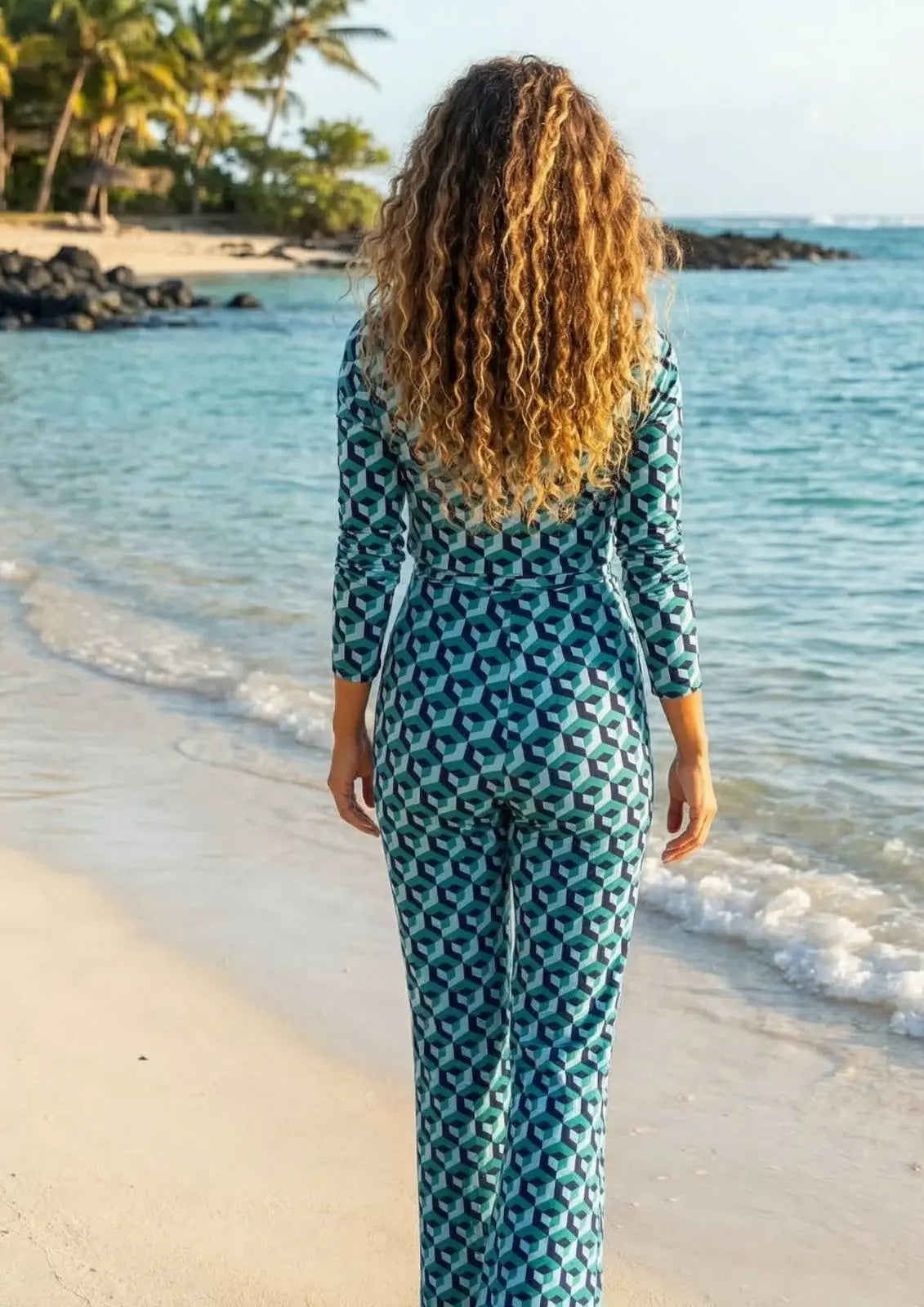 KI generiertes Foto von Frau  am Meer im Jumpsuit im Print Cube Bleu vom Hamburger Modelabel stegmann mode