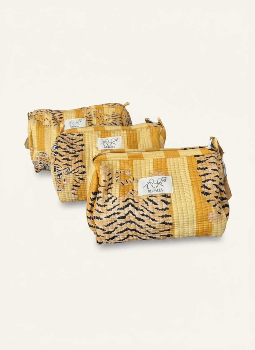 Produktfoto vom Set gestreifter Kosmetiktaschen mit Muster Tiger gold vom Hamburger Modelabel Stegmann Mode