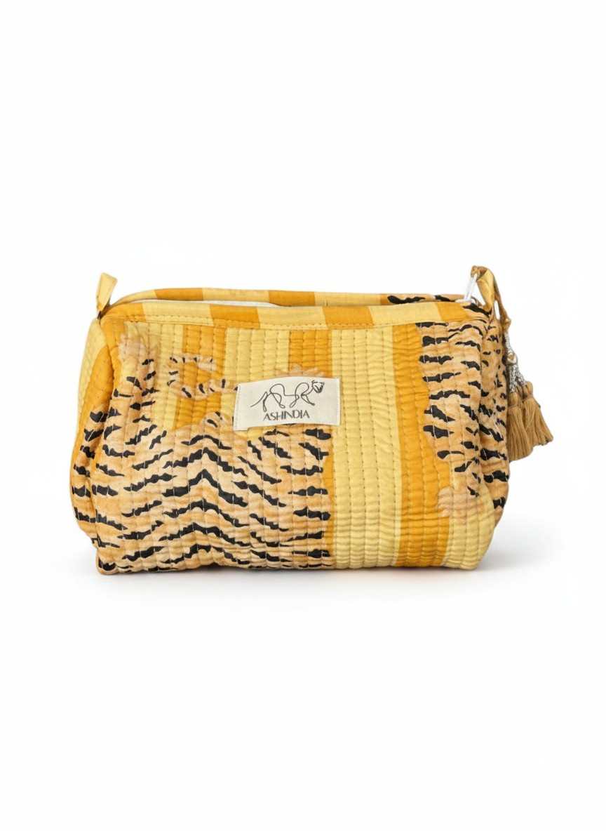 Produktfoto von gestreifter Kosmetiktasche mit Muster Tiger gold in der Größe klein vom Hamburger Modelabel Stegmann Mode