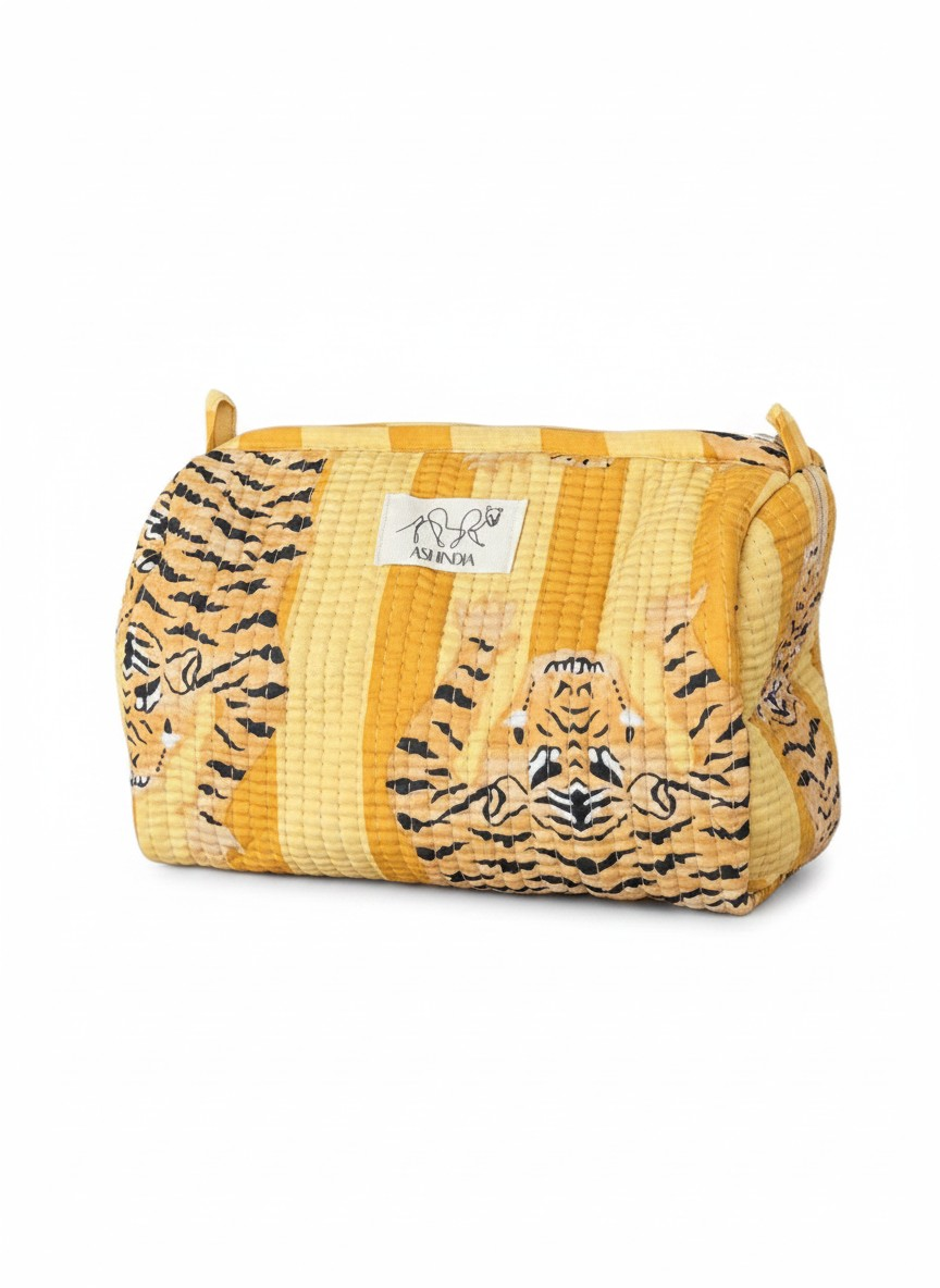 Produktfoto von gestreifter Kosmetiktasche mit Muster Tiger gold in der Größe mittel vom Hamburger Modelabel Stegmann Mode