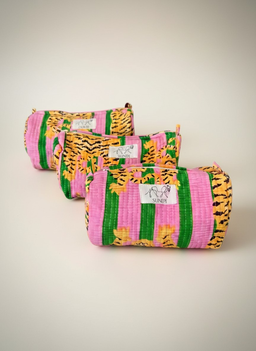 Produktfoto vom Set gestreifter Kosmetiktaschen mit Muster Tiger pink vom Hamburger Modelabel Stegmann Mode