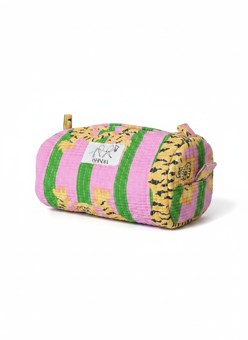 Produktfoto von gestreifter Kosmetiktasche in der Größe klein mit Muster Tiger pink vom Hamburger Modelabel Stegmann Mode