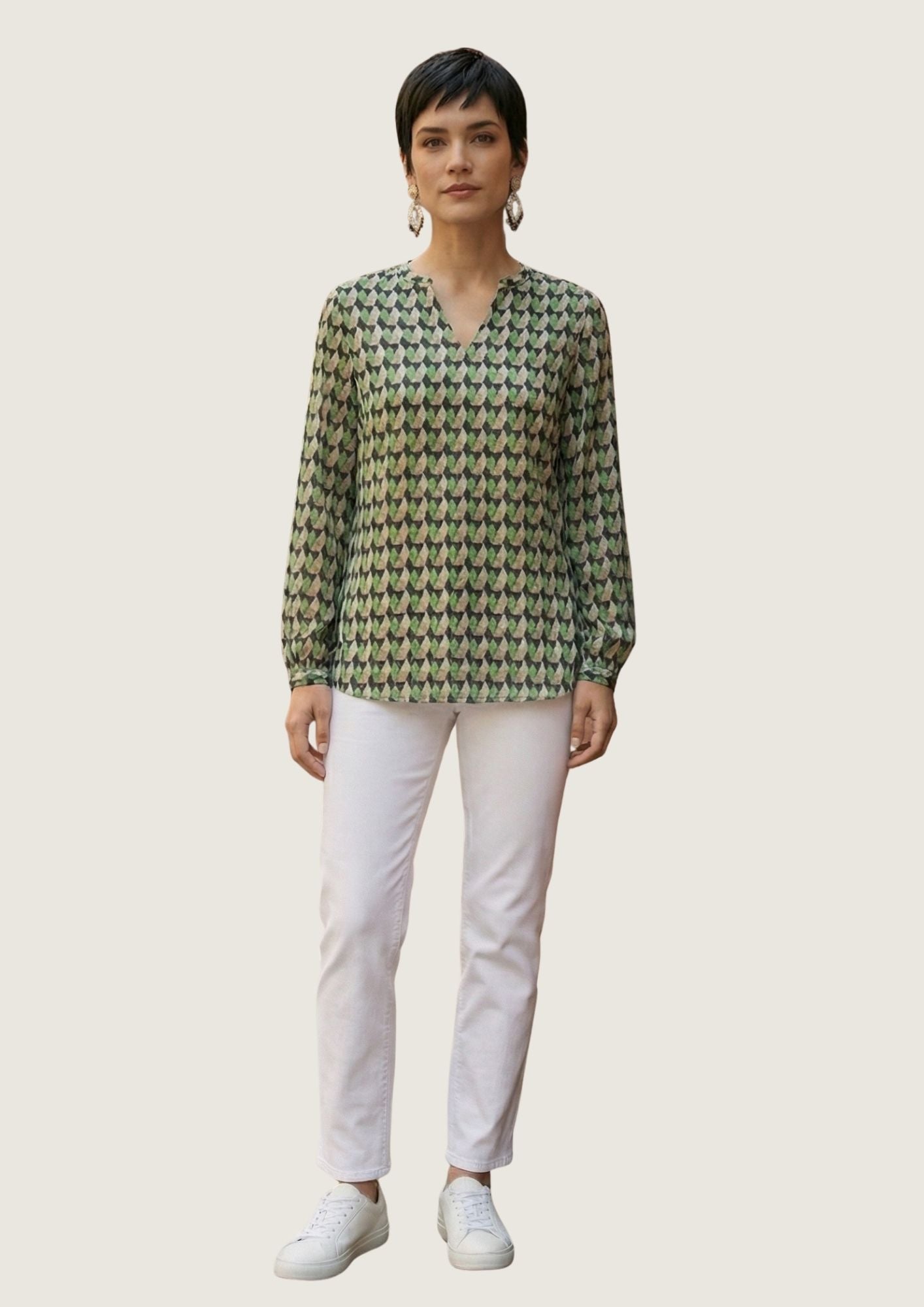 KI Modell im Studio in der Tunika Trixie im Print Kaleidoscope vom Hamburger Modelabel stegmann mode