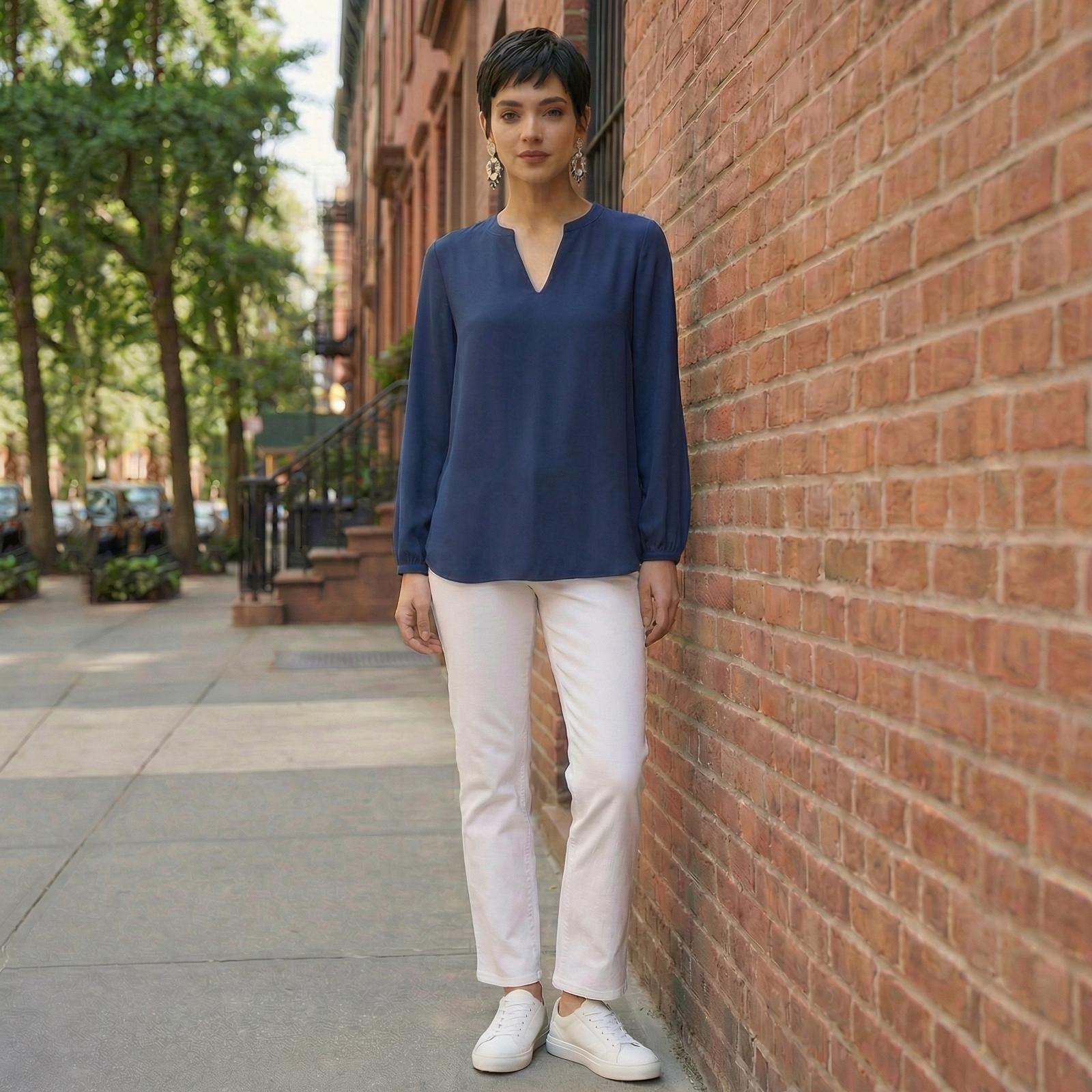 KI Modell im Studio in der Tunika Trixie im Print Bleu Marine vom Hamburger Modelabel stegmann mode