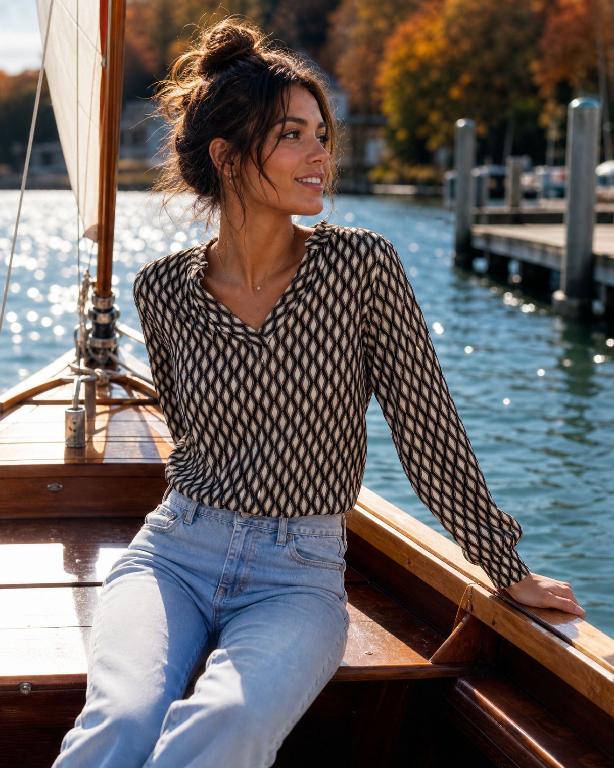KI generiertes Model auf dem Boot in der Tunika Trixie im Print Salino Taupe vom Hamburger Modelabel Stegmann Mode