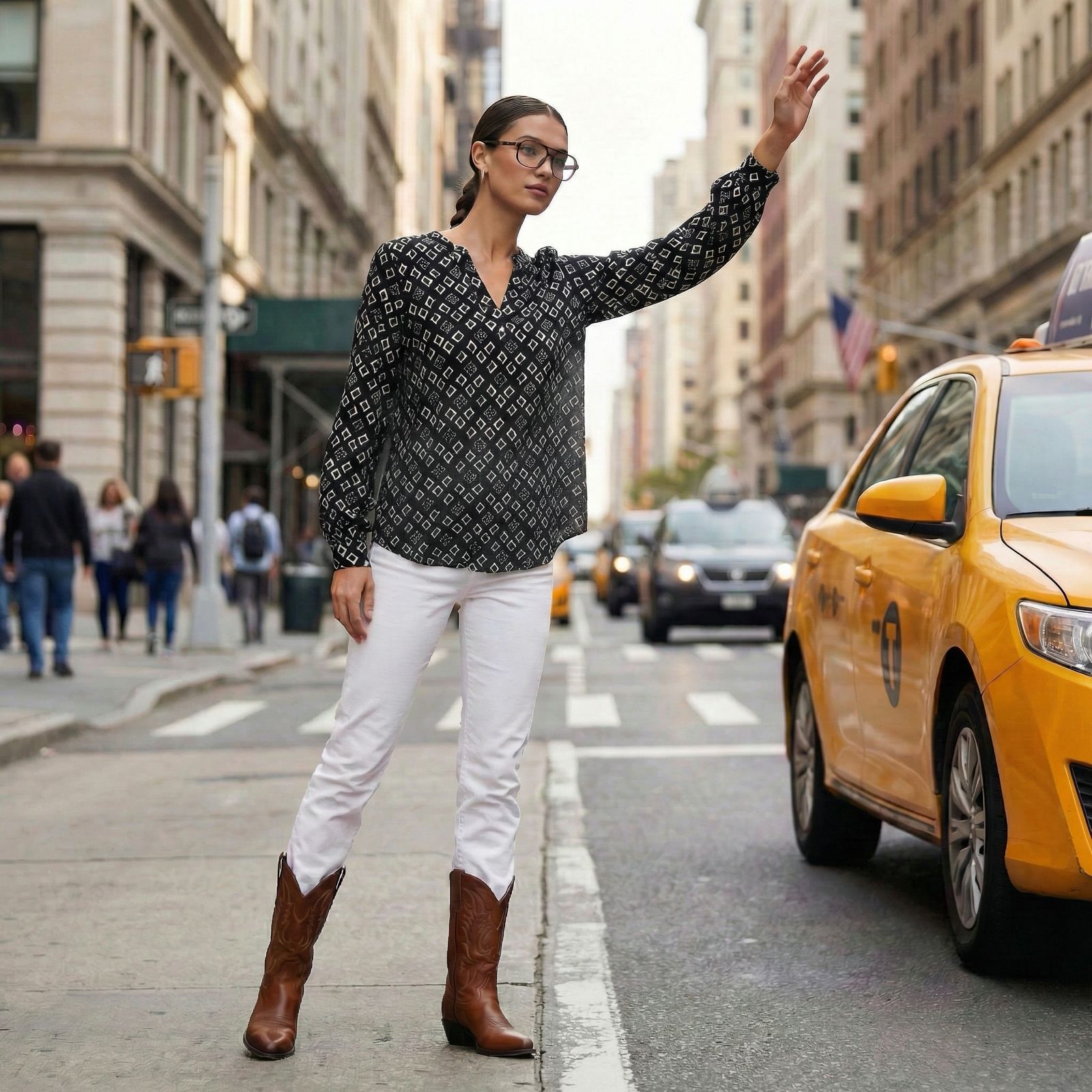 KI Modell im urbanen Umfeld in der Tunika Trixie im Print Vency vom Hamburger Modelabel stegmann mode