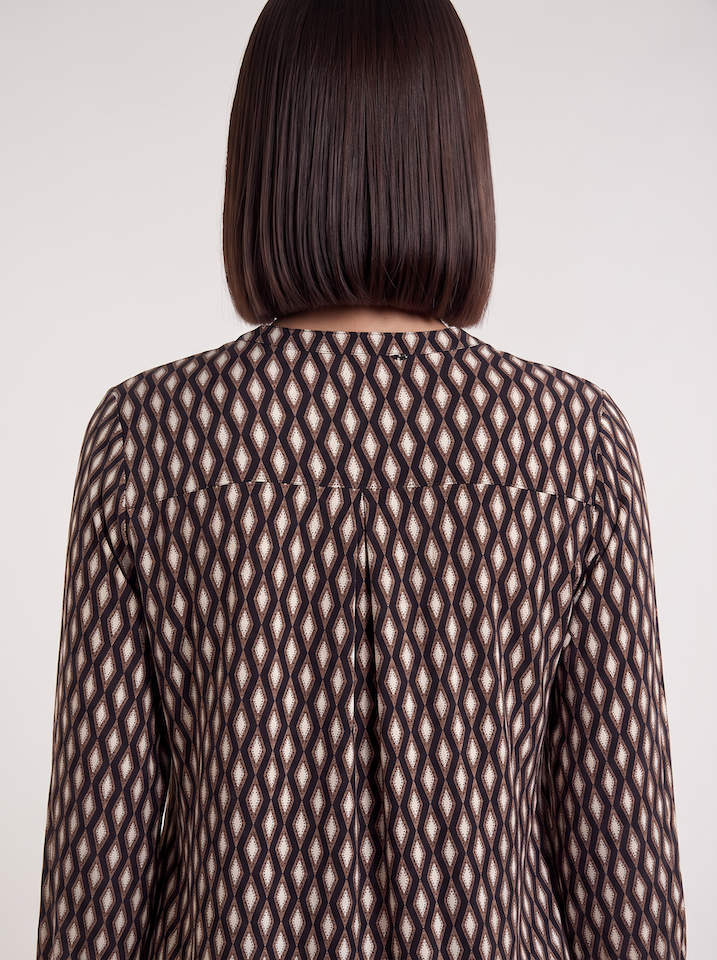 KI generiertes Model von hinten im weißen Studio in der Tunika Trixie im Print Salino Taupe Detail Kellerfalte vom Hamburger Modelabel Stegmann Mode
