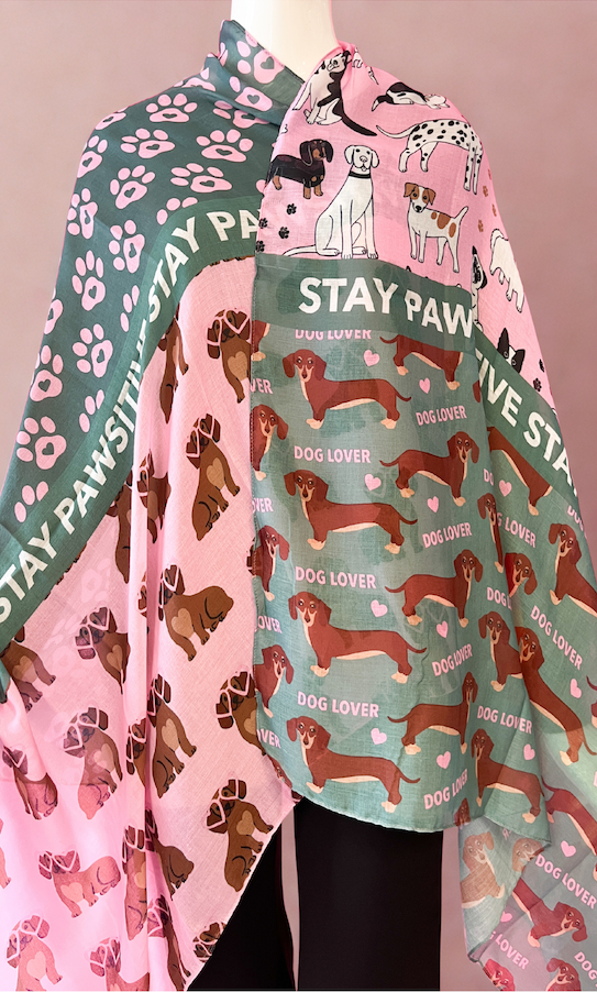 Produktfoto Schal mit unterschiedlichen Hunderassen und Sprüchen vom Hamburger Modelabel stegmann mode