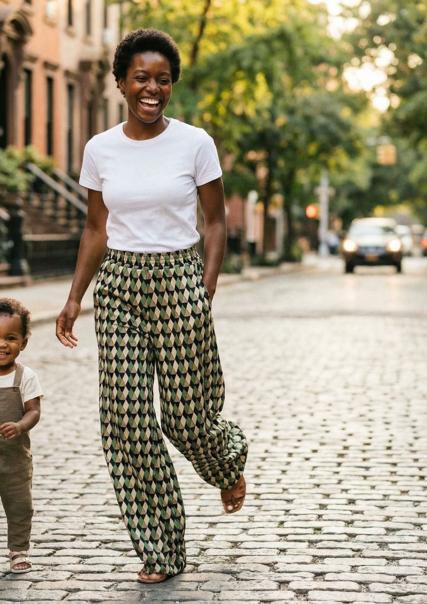 KI Modell im urbanen Umfeld in der Hose Twin im Print Kaleidoscope vom Hamburger Modelabel stegmann mode
