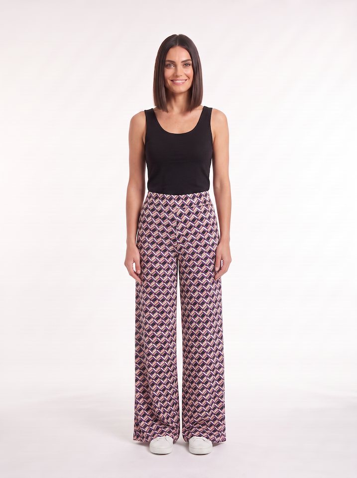 KI generiertes Model im Studio in der Hose Twin im Print Mosaik Rose vom Hamburger Modelabel Stegmann Mode