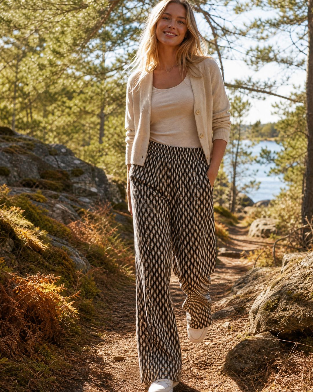 KI generiertes Model im Wald in der Hose Twin im Print Salino Taupe vom Hamburger Modelabel Stegmann Mode