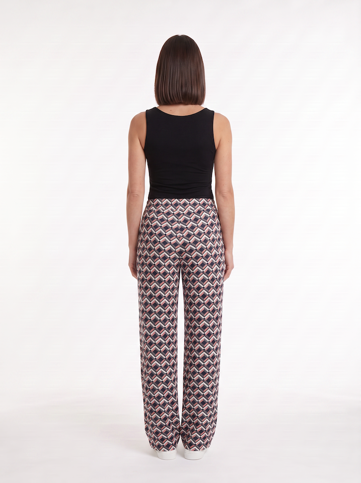 KI generiertes Model von hinten im Studio in der Hose Twin im Print Mosaik Rose vom Hamburger Modelabel Stegmann Mode