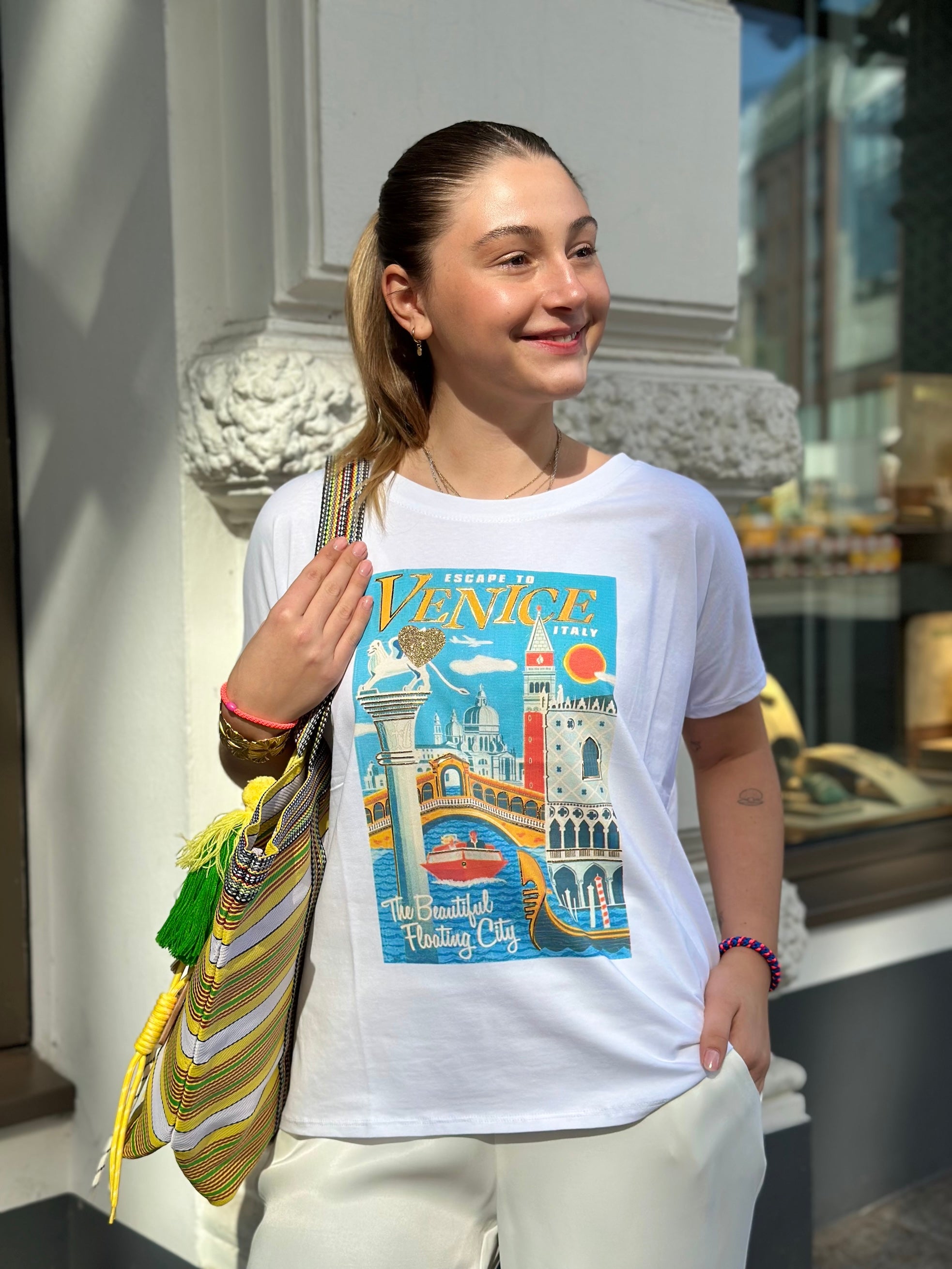 Weißes T-Shirt mit Reisemotiven vom Hamburger Modelabel stegmann mode
