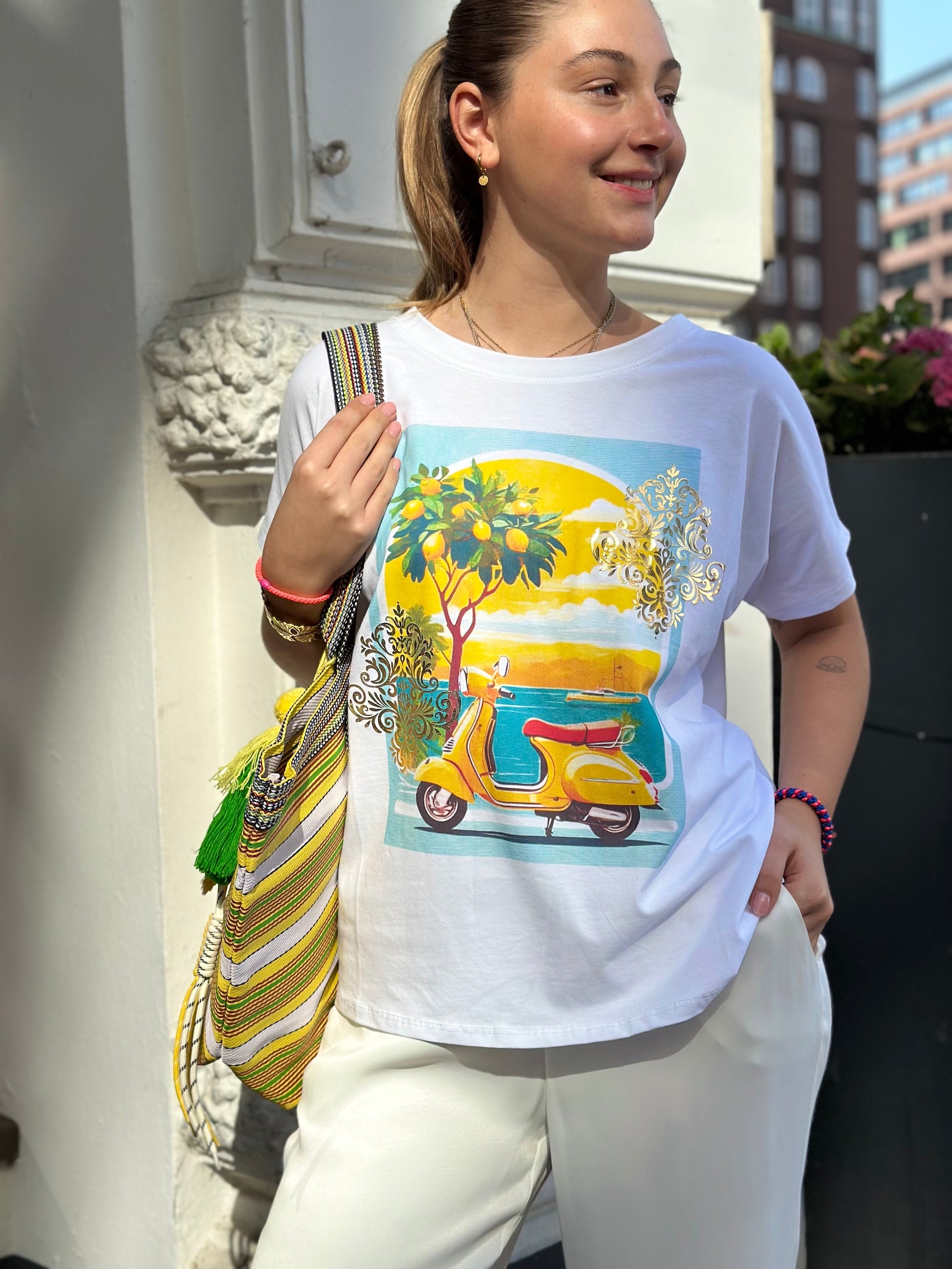 Weißes T-Shirt mit Reisemotiven vom Hamburger Modelabel stegmann mode