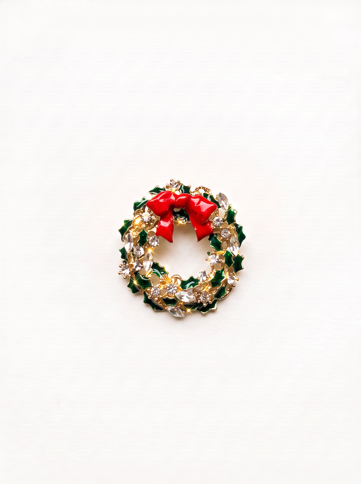 Produktfoto von der Weihnachtsbrosche Kristallkranz vom Hamburger Modelabel Stegmann Mode