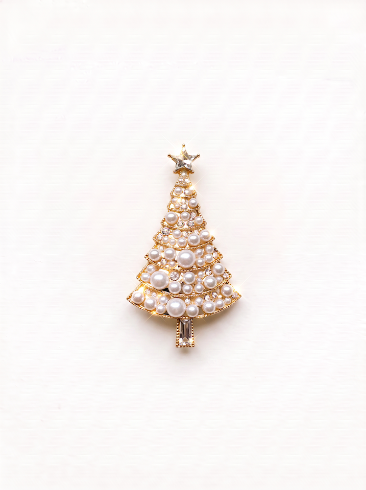 Produktfoto von der Weihnachtsbrosche Perlenbaum vom Hamburger Modelabel Stegmann Mode