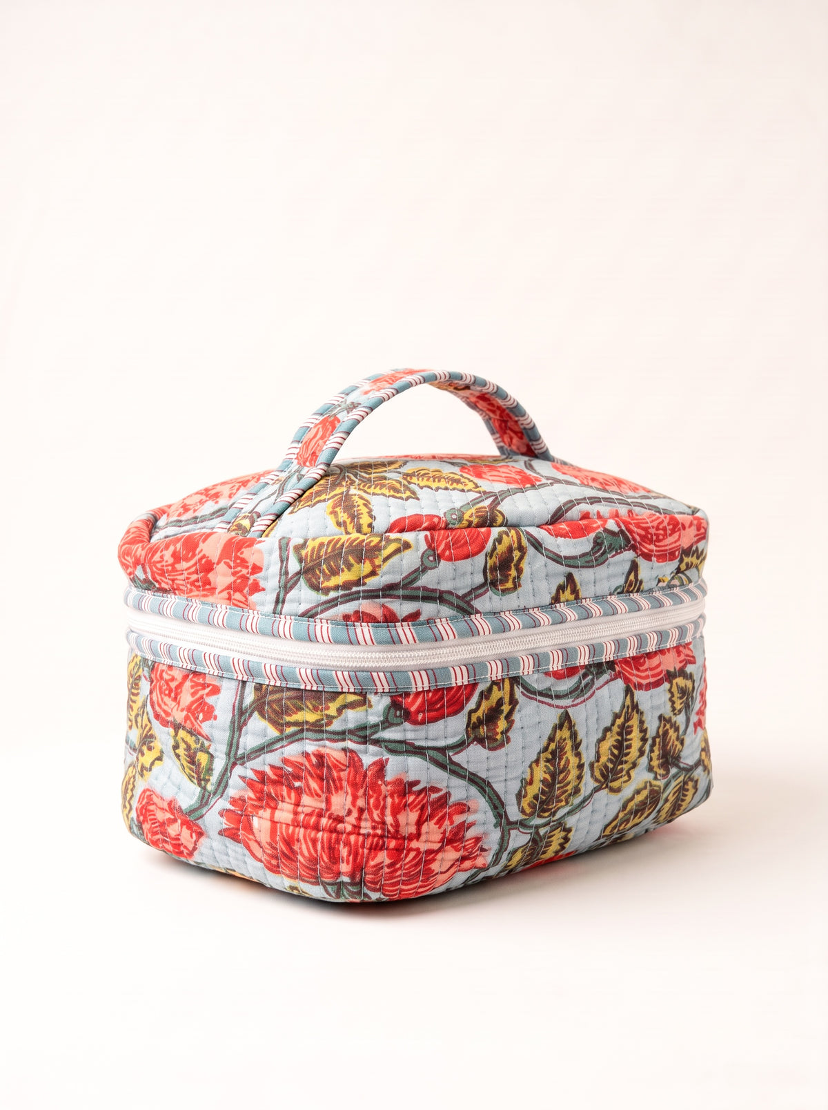 Produktfoto vom gesteppten Beauty Case mit den Muster floral vom Hamburger Modelabel Stegmann Mode