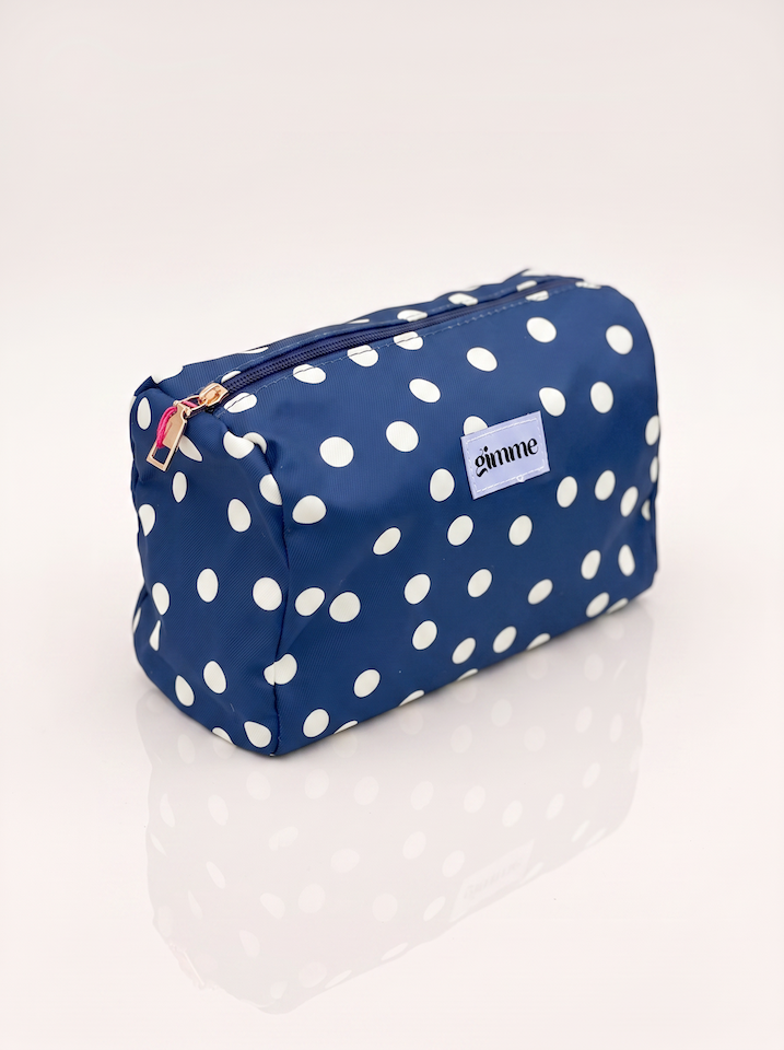 seitliches Produktfoto von Kosmetiktasche in der Farbe blau mit weißen Punkten vom Hamburger Modelabel stegmann mode