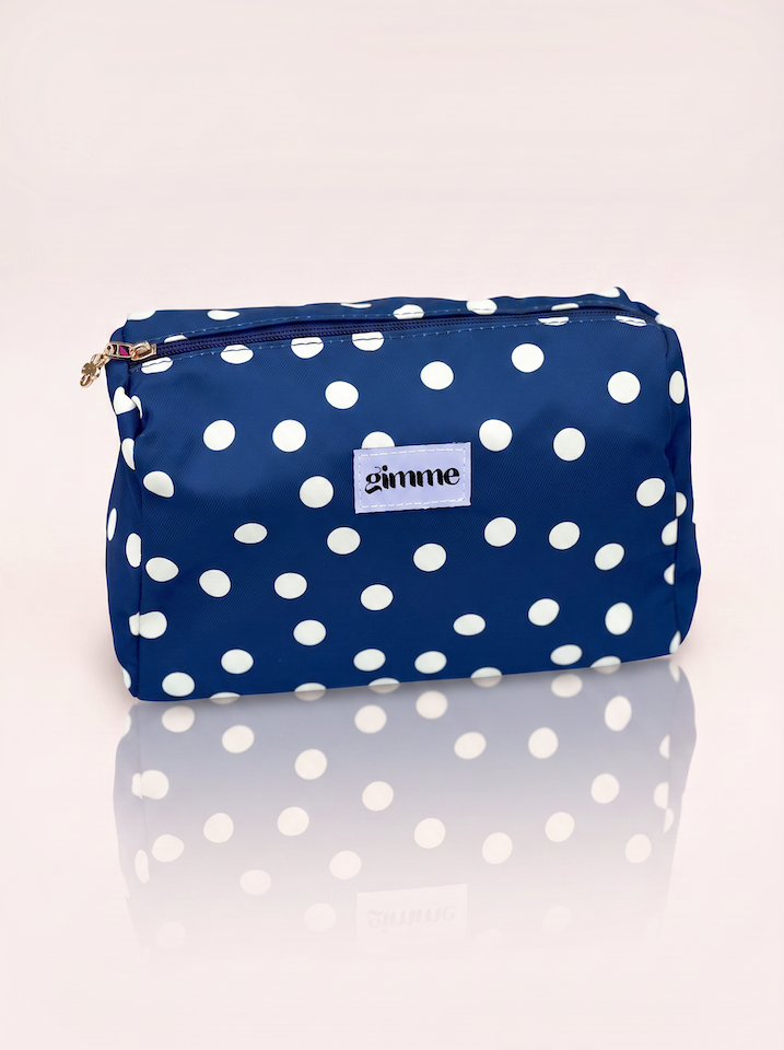 Produktfoto von Kosmetiktasche in der Farbe blau mit weißen Punkten vom Hamburger Modelabel stegmann mode