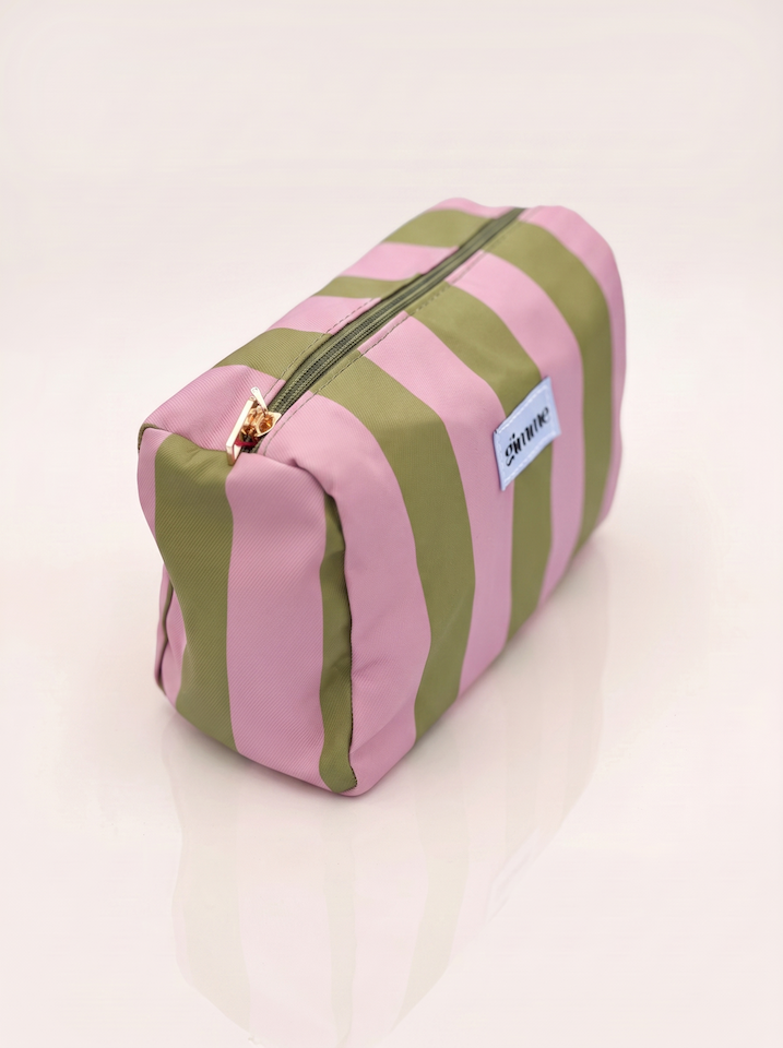 Seitliches Produktfoto von Kosmetiktasche in oliv / rosa gestreift vom Hamburger Modelabel stegmann mode