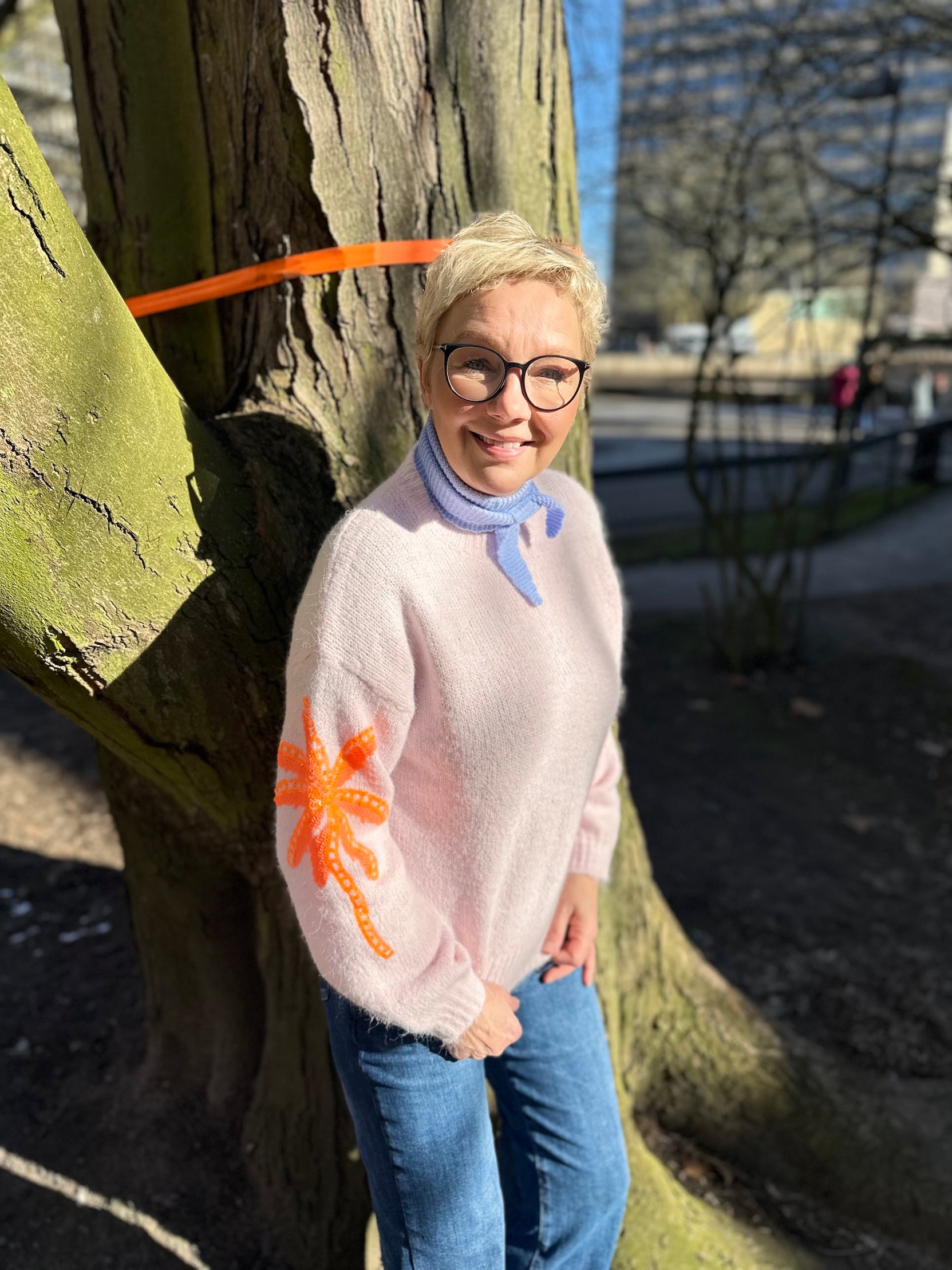 Strickpullover mit Palmen am Ärmel vom Hamburger Modelabel stegmann 