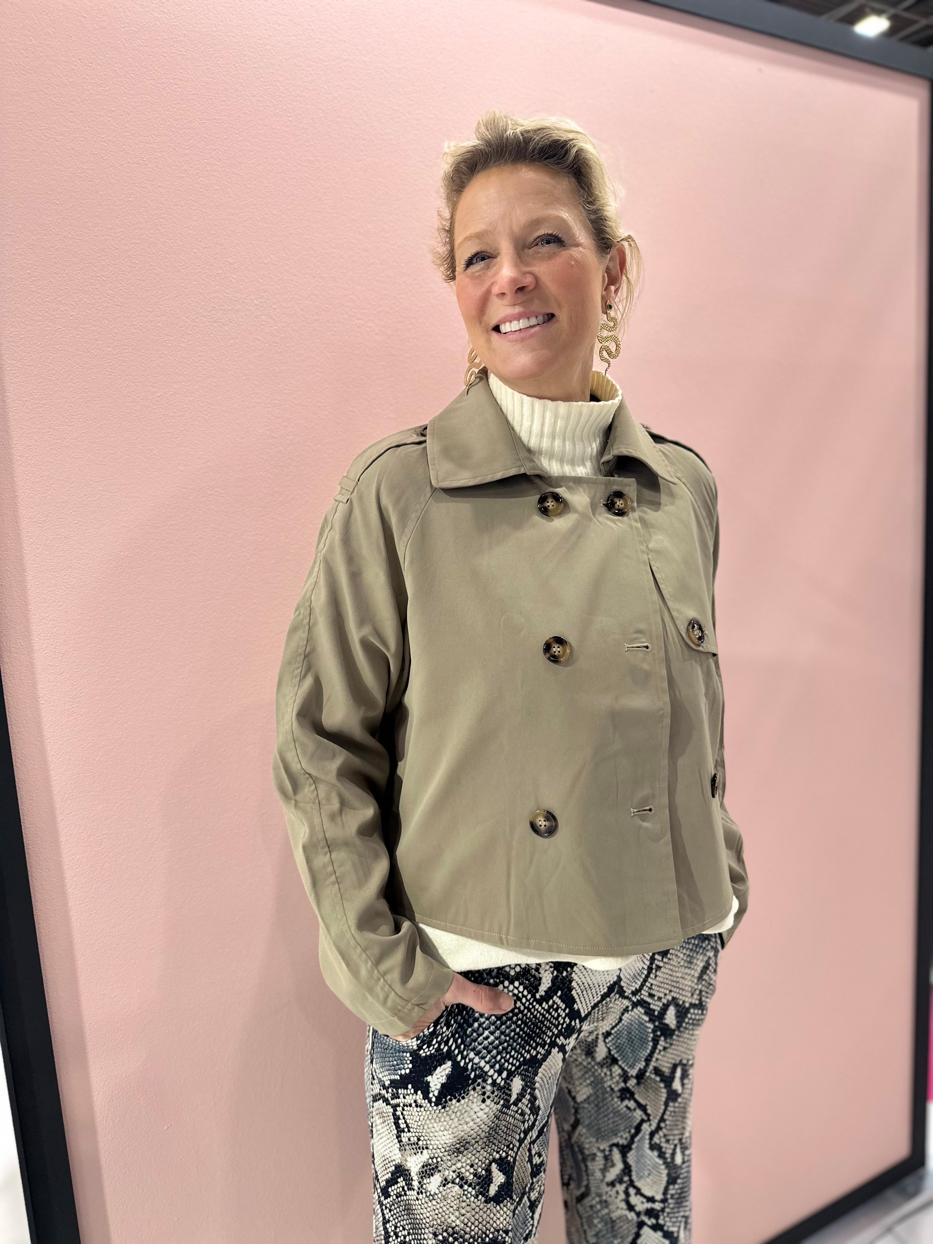 Kurze Jacke in Trenchstyle vom Hamburger Modelabel stegmann mode