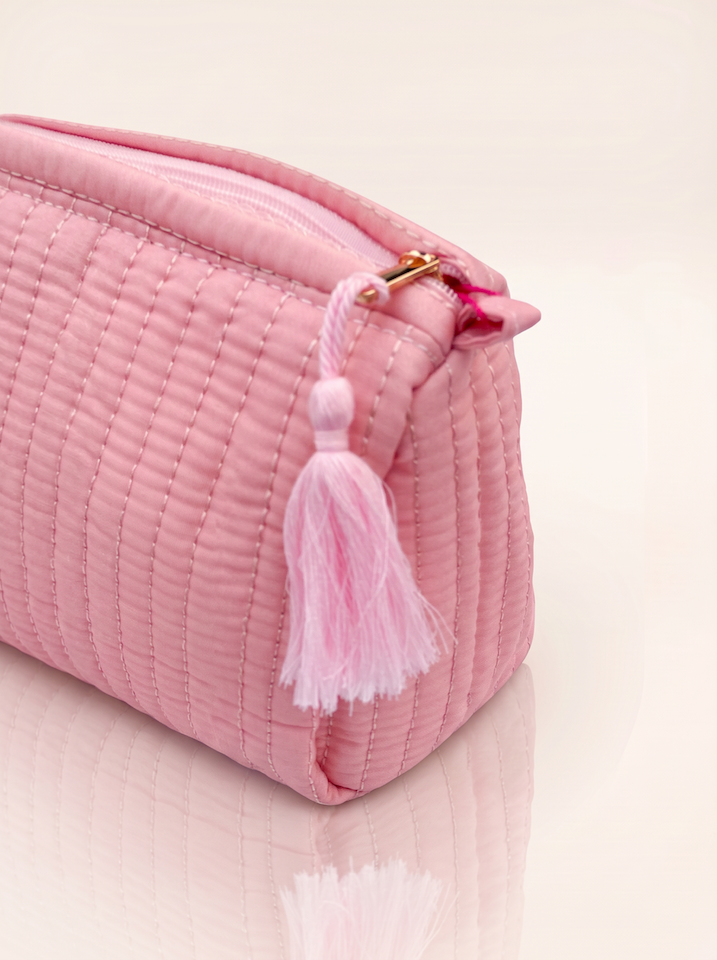 Close Up Produktfoto von Kosmetiktasche in der Farbe rosa mit Schriftzug "Mon Chéri" vom Hamburger Modelabel stegmann mode