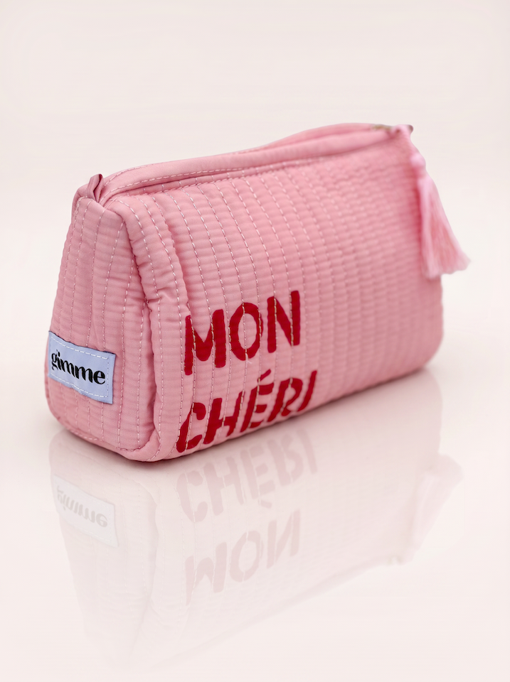 eitliches Produktfoto von Kosmetiktasche in der Farbe rosa mit Schriftzug "Mon Chéri" vom Hamburger Modelabel stegmann mode
