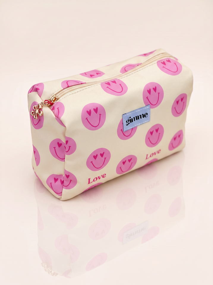 Seitliches Produktfoto von Kosmetiktasche in der Farbe hellgelb mit rosa Smileys vom Hamburger Modelabel stegmann mode