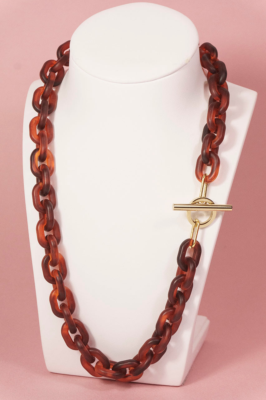 Rotbraune Kette mit goldenem Knebelverschluß